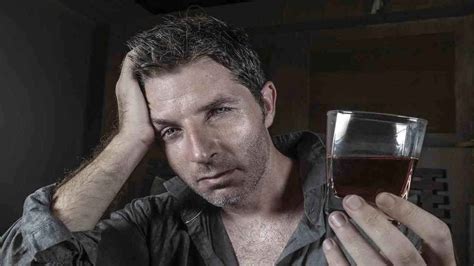 Ľudia popíjajúci alkohol