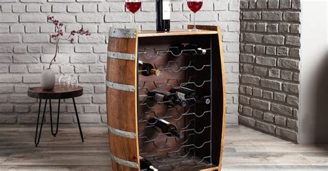 Interiér s drevenou vinotékou v tvare suda