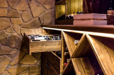 Detail drevenej vinotéky s kohútikom