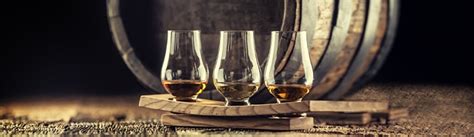 interiér skladu s drevenými sudmi whisky