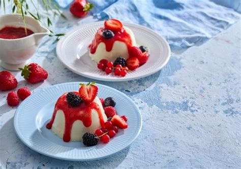 Ilustrácia talianskej Panna cotty s ovocnou omáčkou