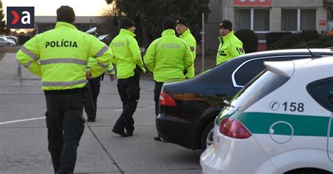 Ilustračná fotografia policajta kontrolujúceho vodiča