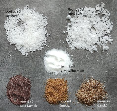 Misky s kuchynskou soľou a jedlou sódou