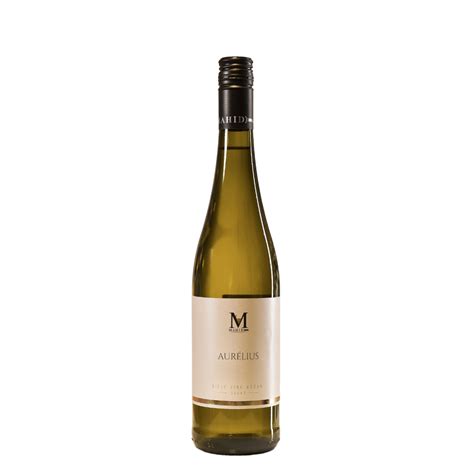 Osoba nalievajúca biele víno do pohára