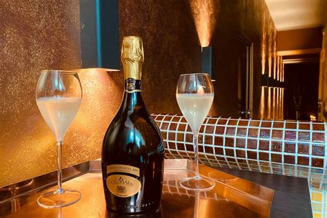 Luxusná fľaša šampanského Moët & Chandon na slávnostnom stole