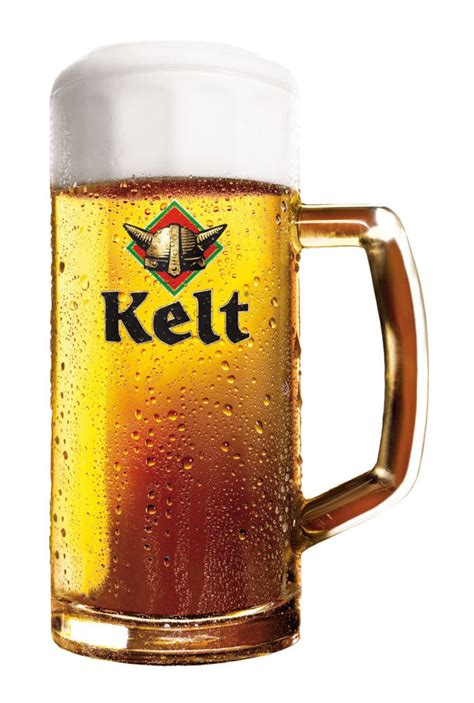 Fľaša piva Kelt na drevenom pozadí s chmeľom a sladom