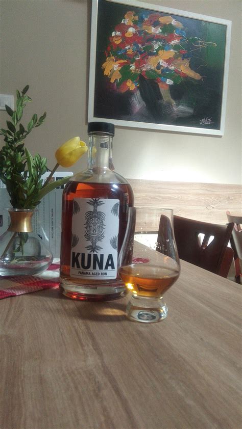 Ilustrácia procesu výroby rumu od cukrovej trstiny po fľašu