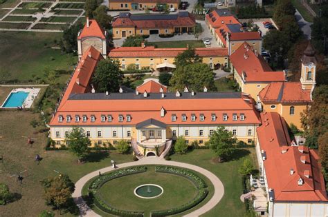 Kaštieľ Belá a vinice