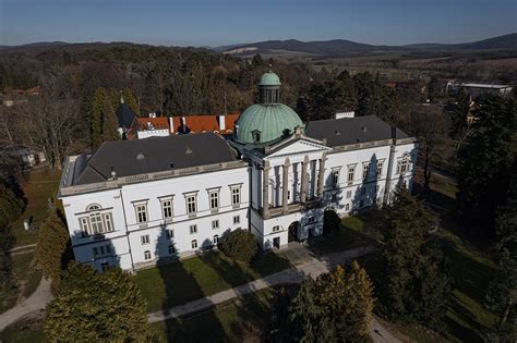 Zámok Topoľčianky s okolitými vinohradmi