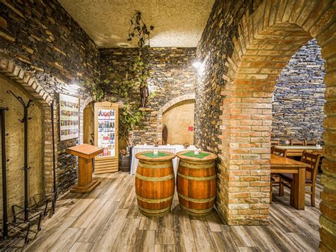 Stará kamenná pivnica s drevenými sudmi