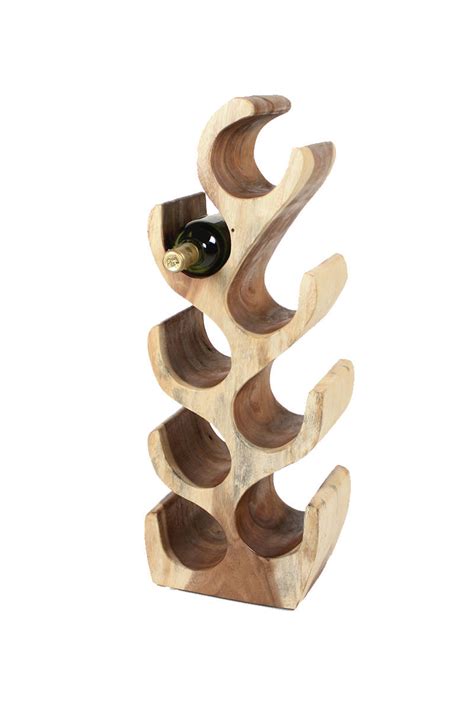 Drevený stojan na víno v rustikálnom interiéri