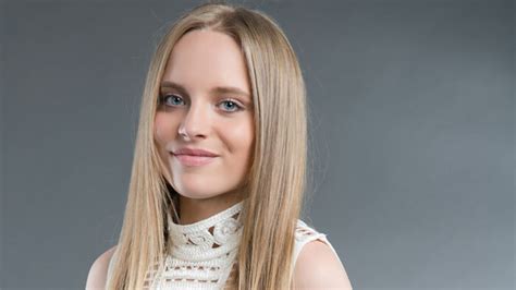 Mladá herečka Laura Hritzová v elegantnej róbe