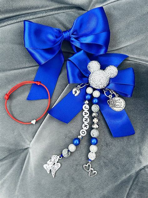 Detail róby v kráľovskej modrej farbe