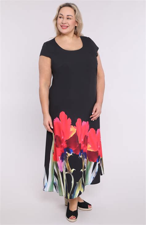 Čierne šaty s výraznými červenými doplnkami