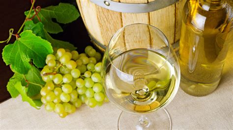 Žena nalievajúca biele víno do pohára