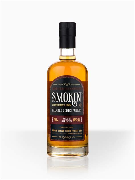 Škótska krajina s palírňou whisky