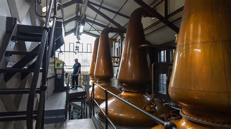 Medené destilačné kotly v škótskej palírni