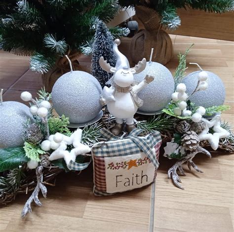 Detail saténovej sukne vo farbe šampanského so zlatými prvkami