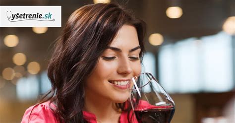 Žena si vychutnáva pohár vína