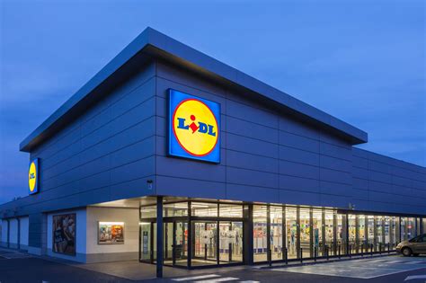 interiér obchodu Lidl s oddelenou sekciou na predaj nápojov