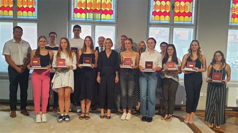 Maturanti pri pripínaní stužiek