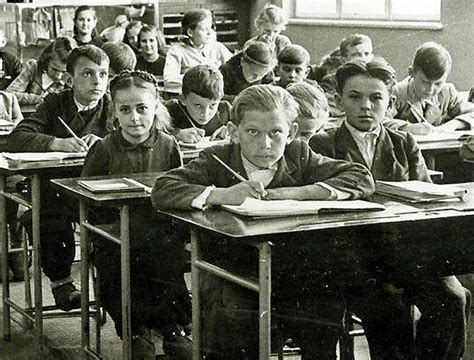 Študenti si preberajú vlastné torty