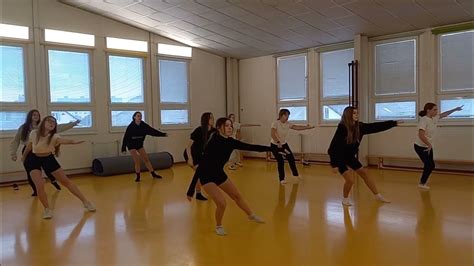 Študenti tancujú na stužkovej