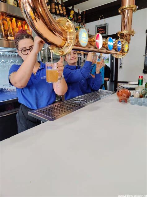 Nalievanie piva do nakloneného pohára