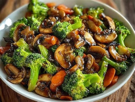 panvica s restovanými hubami a gaštanmi