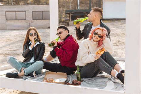 Mladí ľudia pijú menej alkoholu