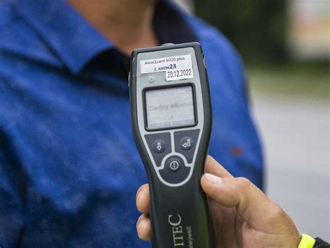 Zamestnanec podstupuje dychovú skúšku