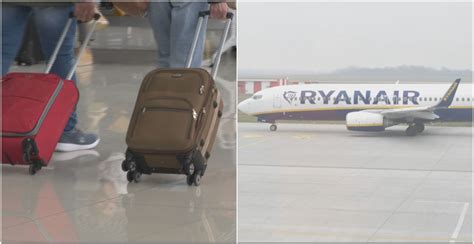 Ilustračná fotografia letiskových colníkov kontrolujúcich batožinu