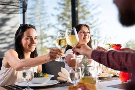 Osoba pri podpisovaní zmluvy v reštaurácii