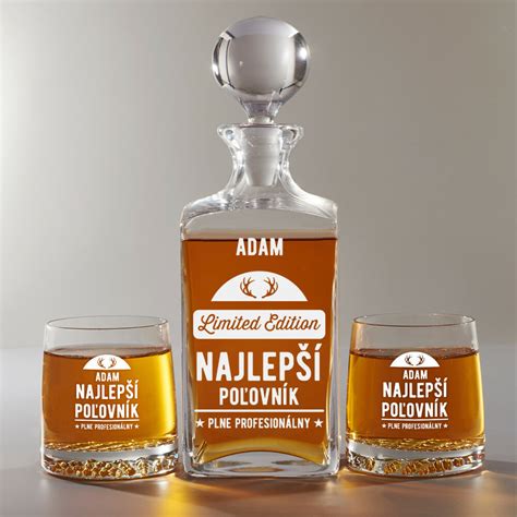 ilustrácia rôznych vtipných pohárov na whisky