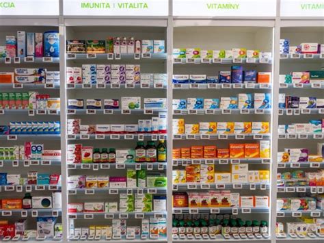 Ilustrácia znázorňujúca miešanie liekov s alkoholom