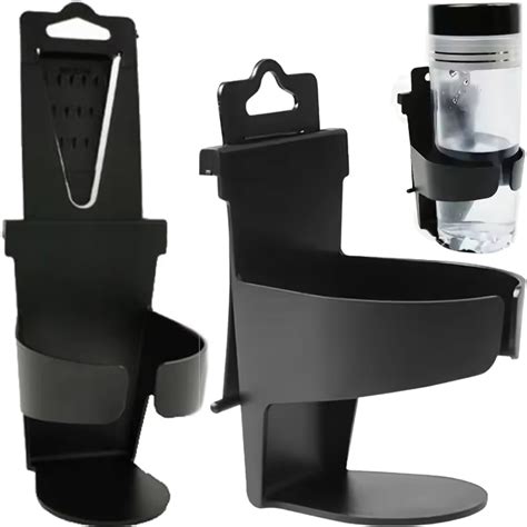 Ilustrácia dvoch pohárov s rôznymi nápojmi, jeden s alkoholom a druhý s vodou, vedľa škatule antibiotík.