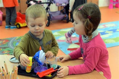 Sociálny pracovník rozprávajúci sa s rodinou