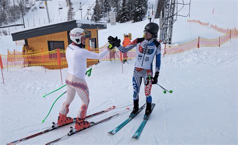 Lyžiar na zasneženom svahu