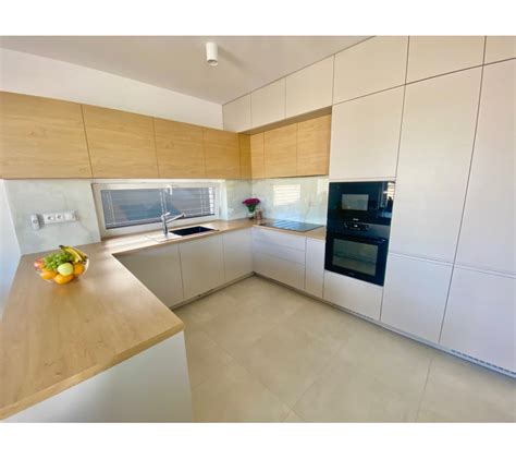 Moderná kuchynská linka s ostrovčekom