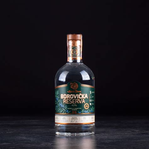 Fľaša s tradičnou slovenskou borovičkou