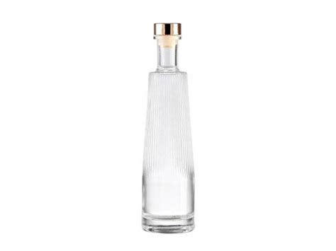 Rôzne tvary sklenených fliaš na alkohol