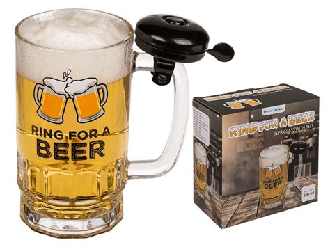 Pohár so zlatistým pivom a bohatou penou