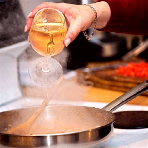 Ilustrácia pohára bieleho vína s ovocím a kvetmi