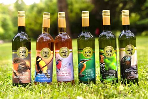 Detail etikety s informáciami o zložení a procese výroby bezovej brandy