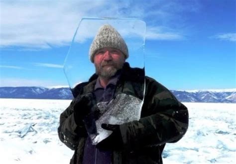 Človek v zimnom oblečení popíjajúci z fľaše