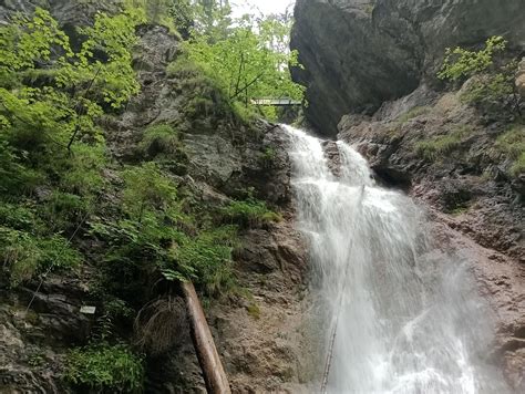 Pohľad na Slovenský raj s roklinami a vodopádmi