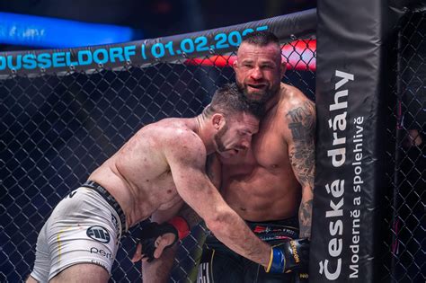 Karlos Vémola v klietke