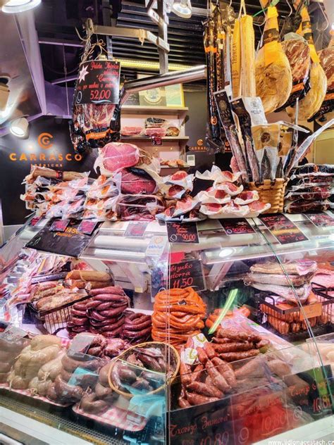 Remeselnícky stánok s drevenými výrobkami