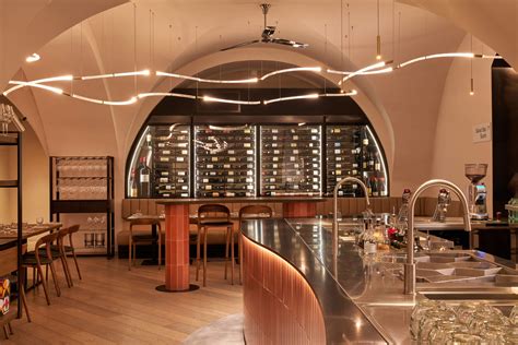 Interiér vinotéky s regálmi plnými fliaš vína a chladiacimi vitrínami