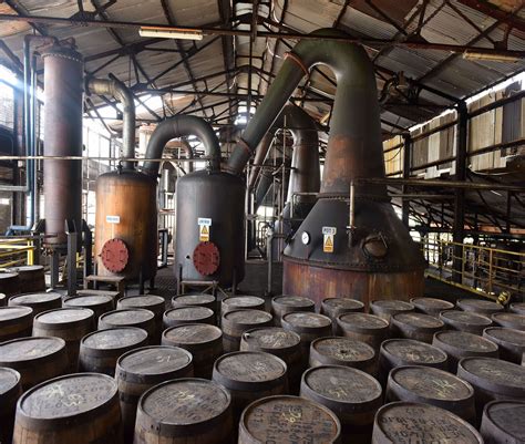 Proces výroby whisky: fermentácia, destilácia, starnutie v sudoch